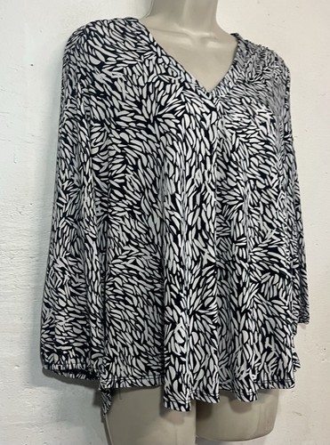 NWT Vince Camuto Medium Top Black White 3/4 Sleeve V-Neck Stretch Top - Picture 3 of 6