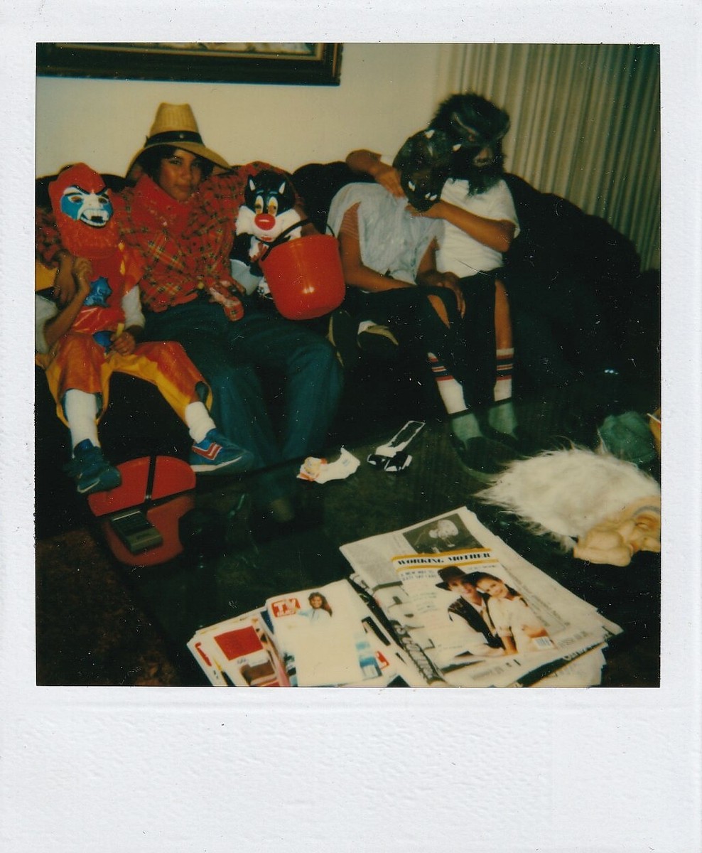 VINTAGE SNAPSHOT/POLAROID: KIDS IN SYLVESTER, MONSTER HALLOWEEN COSTUMES
