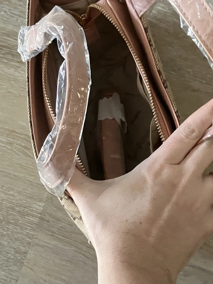 Bolso de mano Bebe nuevo con etiquetas precio de venta sugerido por el fabricante: $99 Foto 2 de 4