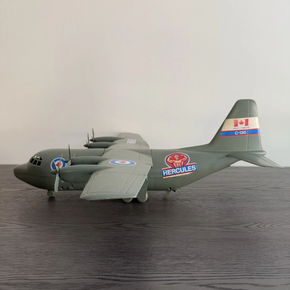Avión grande de plástico procesado militar Hércules alas verdes C-130 hecho en EE. UU. Foto 3 de 4