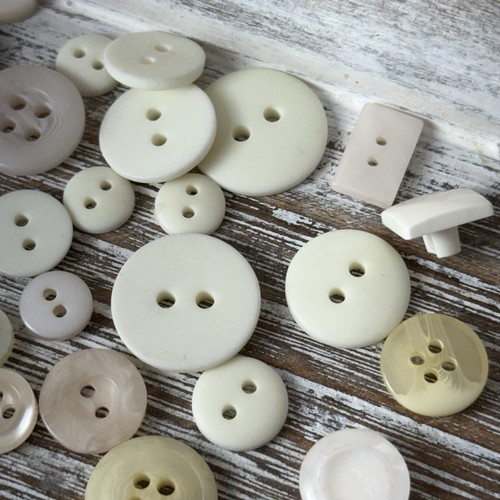 Vintage Unbranded Buttons 29 Counts Mixed Lot, Sizes For Crafting & Sewing CREAM - Picture 7 of 9