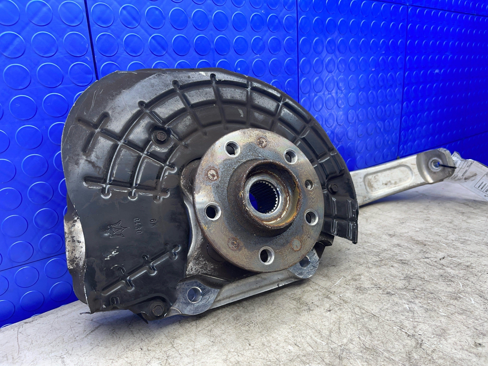 2017-2022 MASERATI LEVANTE OEM FRONT RIGHT SPINDLE KNUCKLE WHEEL HUB