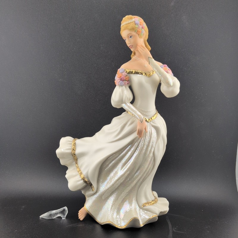 Lenox Disney Cinderella Classic Fine Porcelain Figurine 1995 with glass slipper 