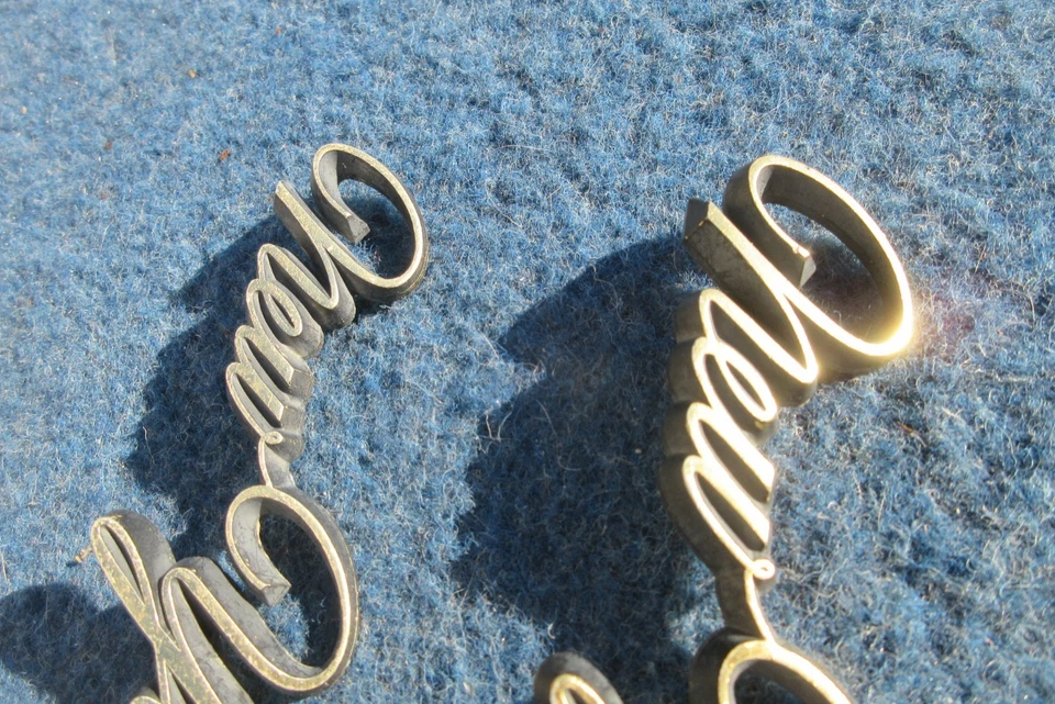 Chrysler NEW YORKER EMBLEMS PAIR 1965 1966 1967 Foto 4 de 4