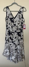 Vince Camuto Women's Size 6 Black/White Floral V-Neck Sleeveless dress VCOM1446