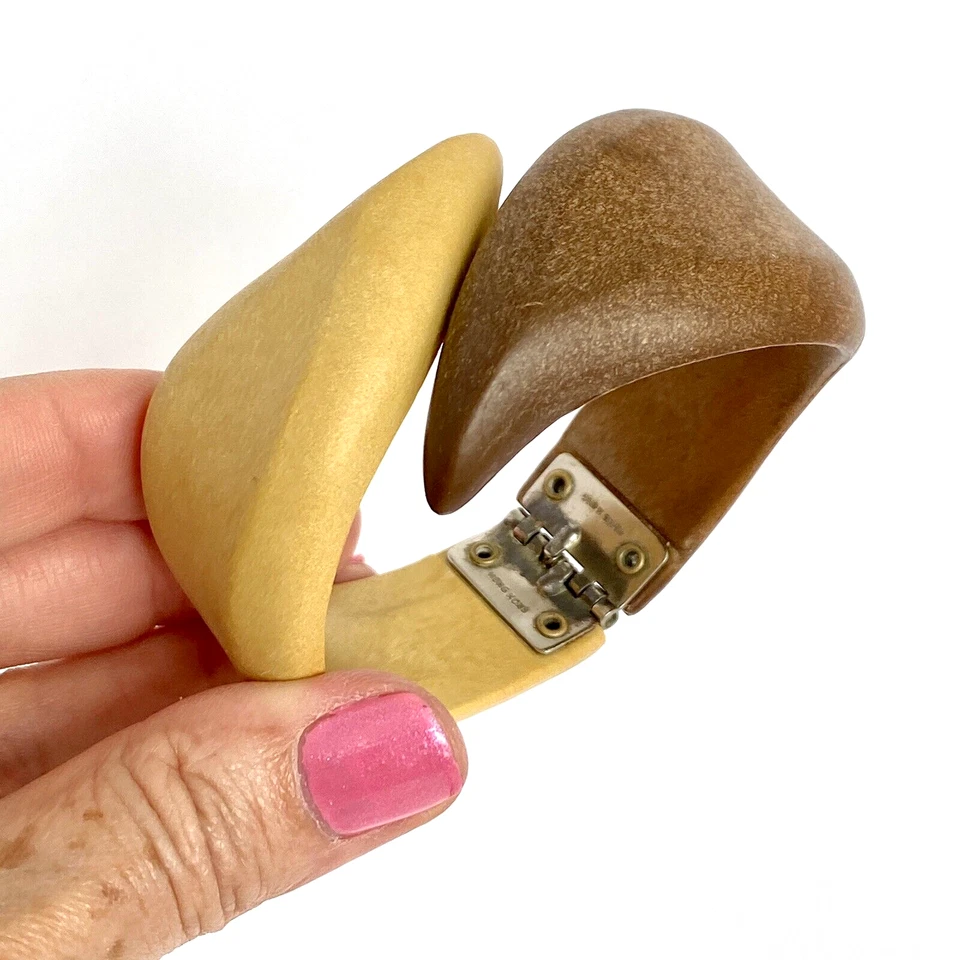 "Brazalete con bisagras cruzadas compuesto madera color oscuro y miel vintage de la década de 1970 6,75""" Foto 4 de 4