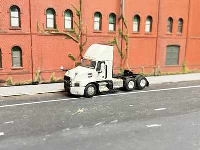1/64 Dcp Mack Anthem
