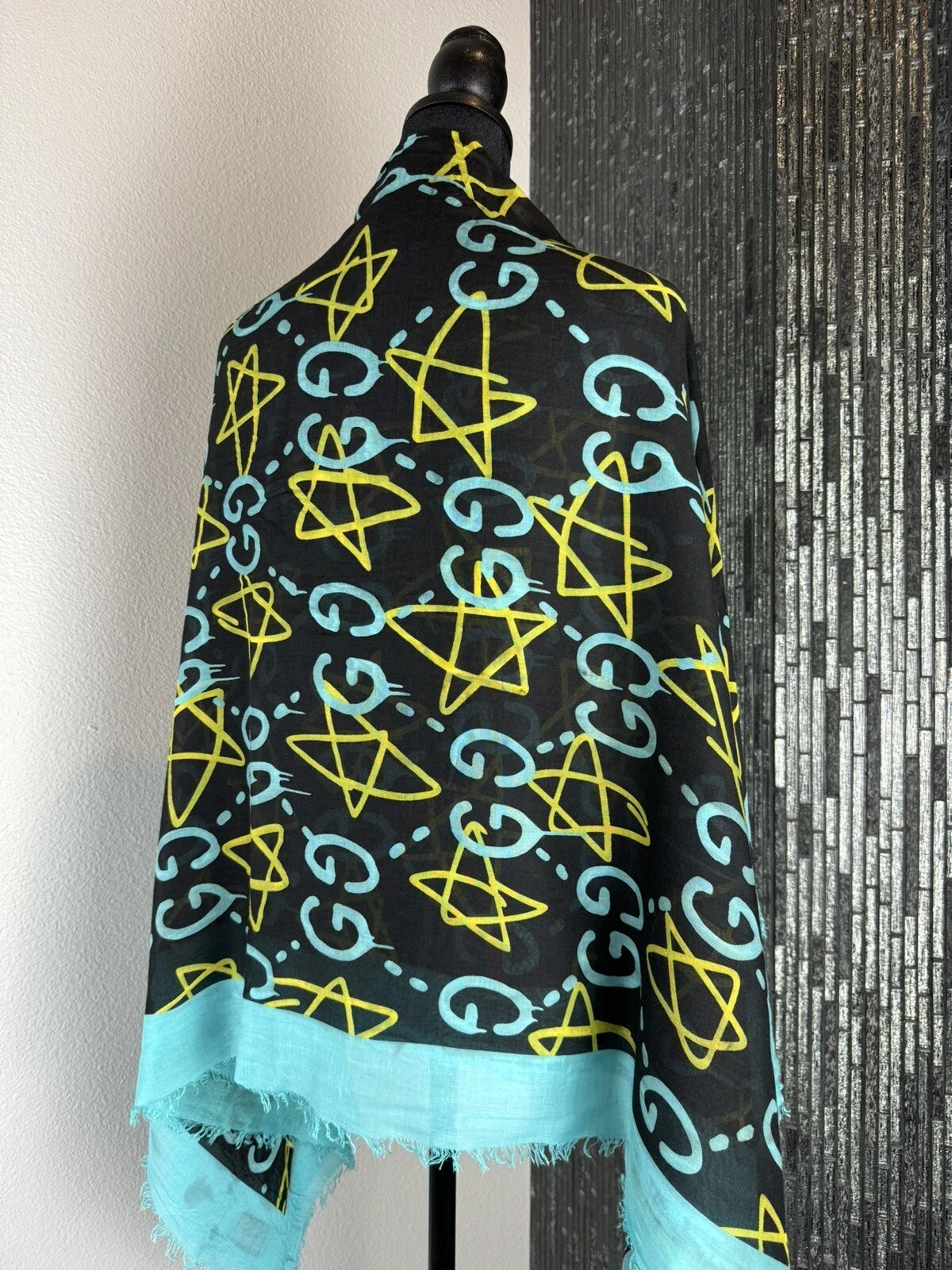 Foulard châle noir authentique imprimé fantôme GUCCI