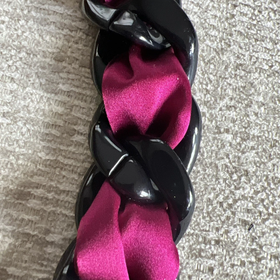 "Collar Ranjana Khan eslabones negros con cinta borgoña longitud 70"" único" Foto 3 de 3