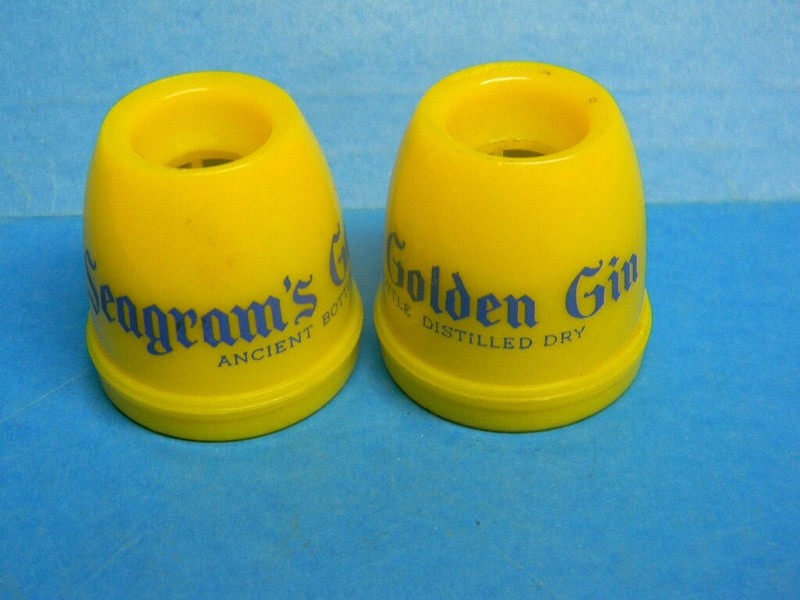 2 VINTAGE SEAGRAMS GOLDEN GIN LIQUOR WHISKEY ALCOHOL BOTTLE DOME POURER STOPPERS