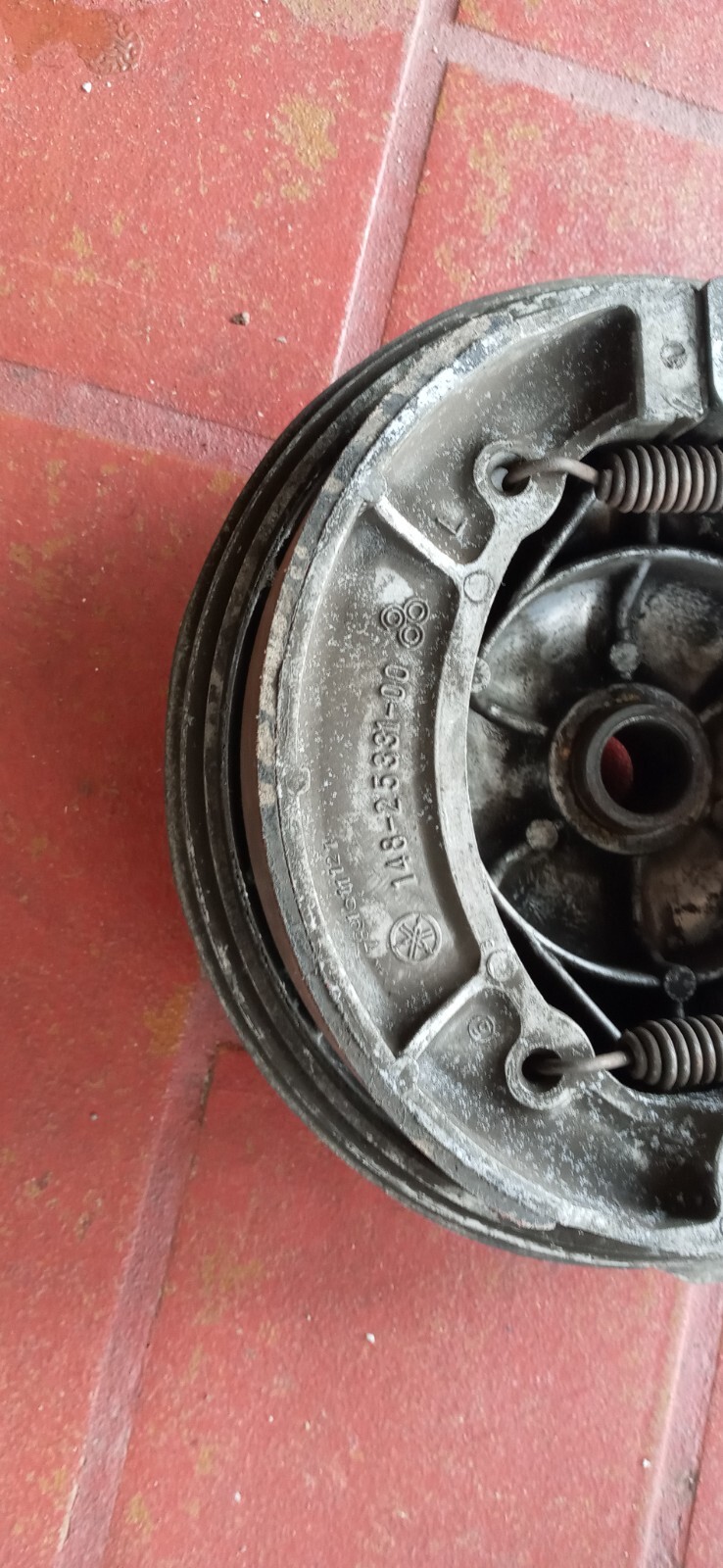 70-74 YAMAHA XS650 REAR DRUM BRAKE HUB BACKING PLATE SHOES 256-25321-00 71 72 73