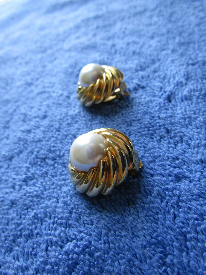 St John Clip-On Gold Tone Pearl Earrings 117-19I - Image 3 of 4