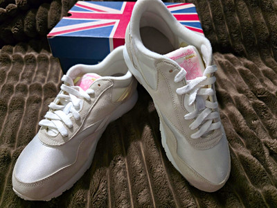 Womens 8.5 Reebok Classic White Low Top Lace-Up Sneaker Rubber Outsole
