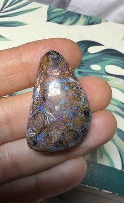 Australischer Boulder Opal   Natürliche Muster & Electric-Blue Highlights