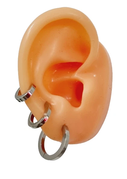 Orecchini a cerchio da uomo in acciaio inox cerchietti argento misure a scalare - Immagine 2 di 4