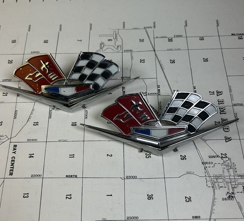 1963 Corvette Emblems Near Mint Front Side Fender V Crossed Flags P-3792000 - Picture 4 of 4