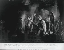 Press Photo Scene Raising Living Dead "Fear No Evil" - DFPG11669