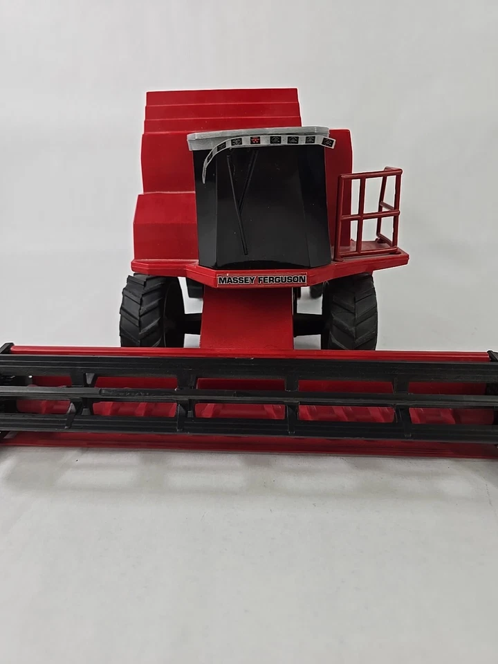 Ertl 1/24 Scale Models Massey Ferguson 8780 Combine W/2 Heads - Image 2 of 4