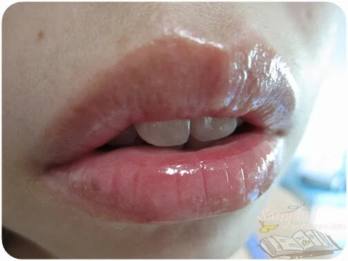 HELLO KITTY Diamante Gloss Al Frutta Rollon Labbra Trasparente Con Neve Cocco - Immagine 3 di 3