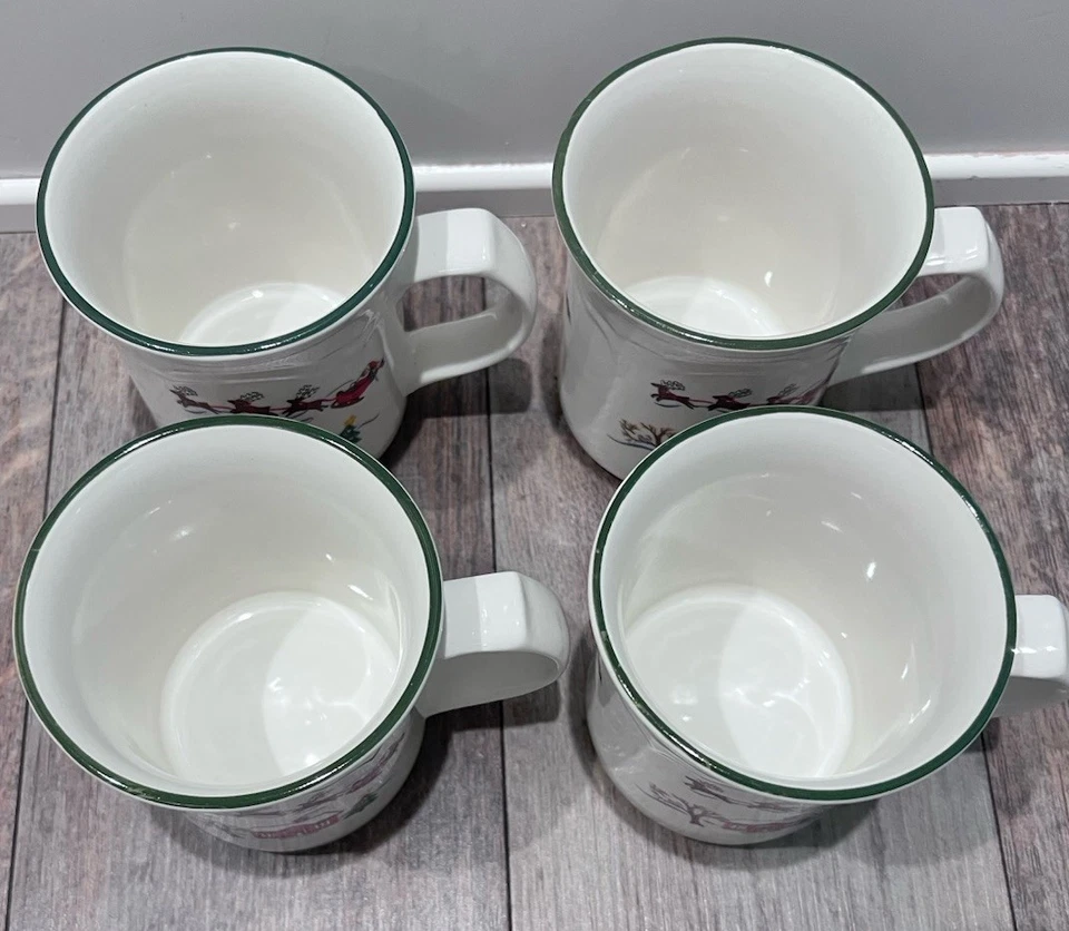 4 canecas de café Pfaltzgraff Snow Village 12 oz, Papai Noel com renas, crianças com trenó - Imagem 3 de 4