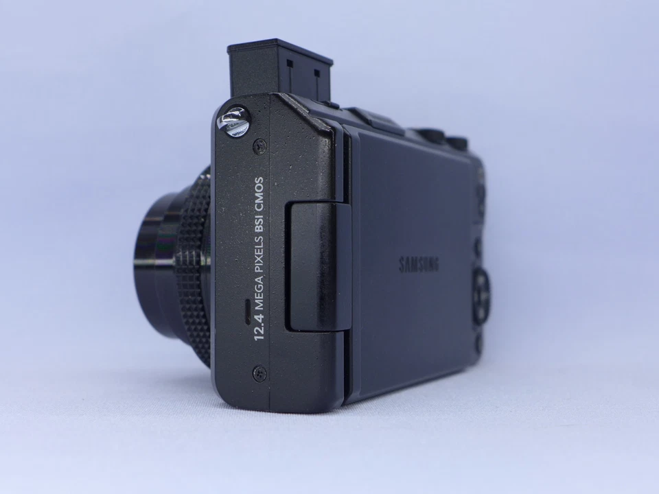 Samsung EX2F 12.4MP F/1.4 Digital Camera - Black - Image 4 of 4