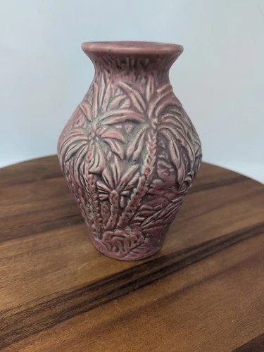 **VINTAGE WELLER MARVO 1920'S 7 1/4" Pink VASE WITH RAISED LEAVES AND FOLIAGE**