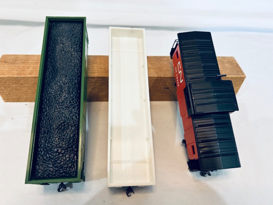 3 Ho Scale Freight Cars eBay