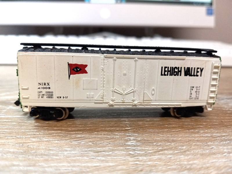 BACHMAN, N SCALE, 40' BOX CAR, LEHIGH VALLEY. W/METAL WHEELS. FREE SHIPPING NO.2