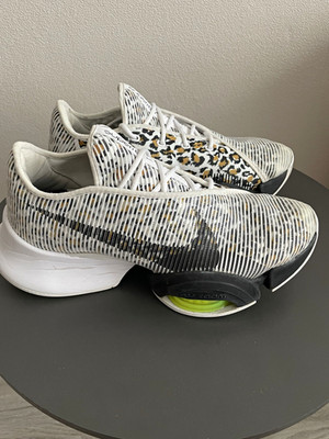 Nike Air Zoom SuperRep Damen Trainings-Sneaker Animal Print Weiß/Schwarz 38,5