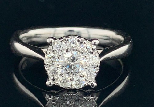 Diamond Solitaire Cluster Ring Round Brilliant Cut in 18ct White Gold - Foto 2 di 12