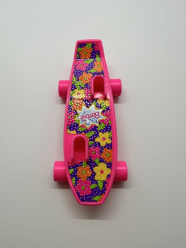 Emblème Monochrome Vintage De Skateboard Avec Skateboard à Tête De Mort Et Palangriers Croises Illustration Vectorielle Isolee Image466323054