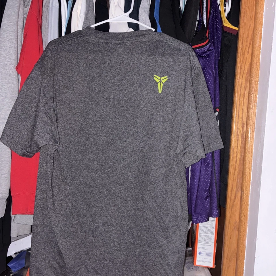 Nike Kobe Bryant LA Los Angeles Lakers Puppet Retirement T Shirt 24 Gray Large - Image 2 of 2