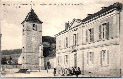 21 MAREY SUR TILLE - Kirche, Rathaus und Gemeindeschule.