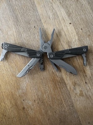 Gerber BG Bear Grylls Compact Multi-Tool Pliers Knife Saw Scissors Keychain