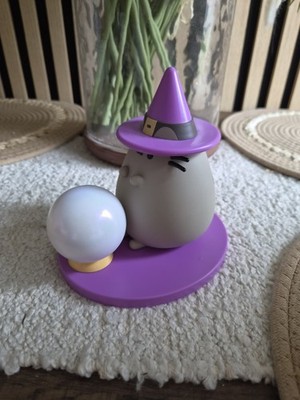 Pusheen Box Exclusive Vinyl, Herbst 2024. Hexe Pusheen mit Kristallkugel