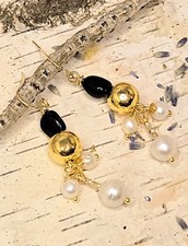 Onice nera naturale e perle pendenti in orecchini classici dall'aspetto costoso