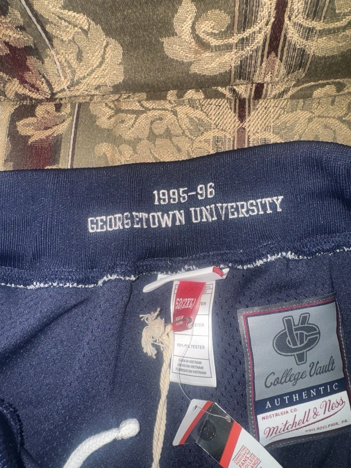 PANTALONES CORTOS DE BALONCESTO AUTÉNTICOS MITCHELL & NESS NCAA GEORGETOWN HOYAS 1995-96 2XL Foto 2 de 4