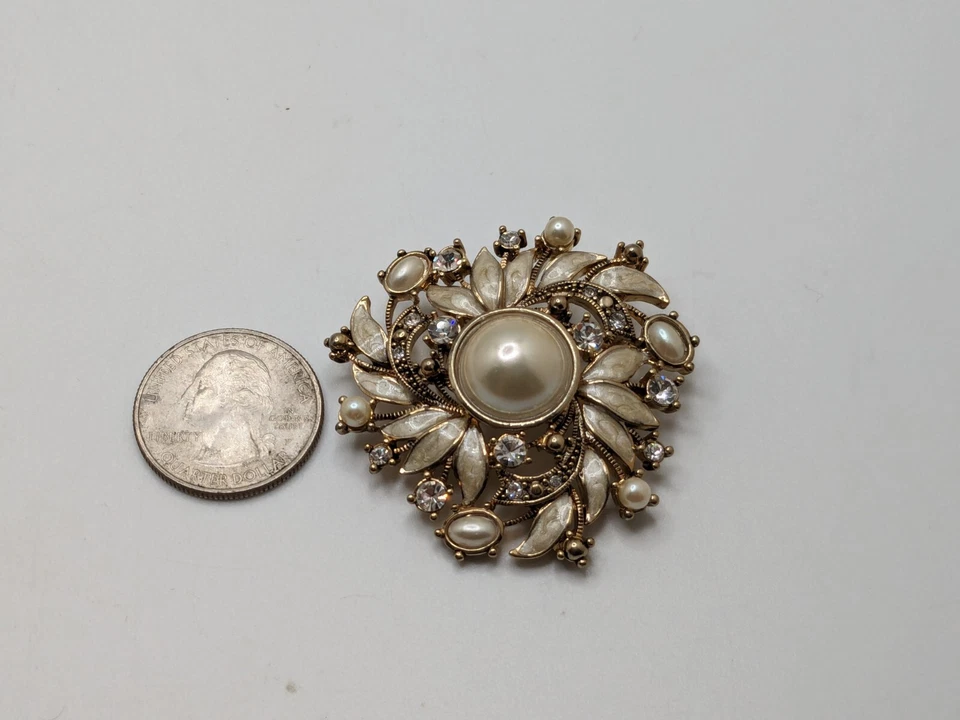 Broche Corona Vintage Monet Esmalte Blanco Perla Estrás Tono Dorado Años 50 Foto 3 de 4