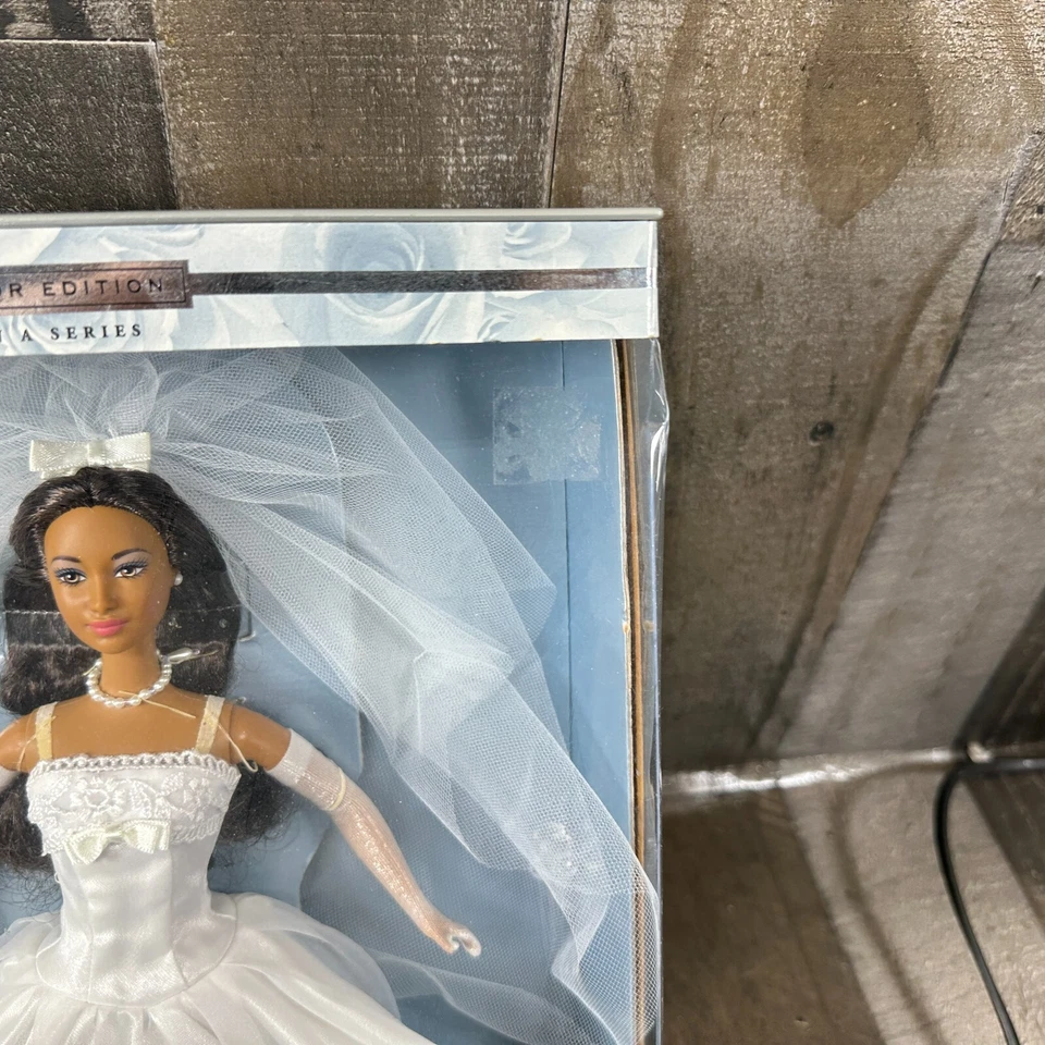 Barbie afroamericana de boda del milenio EDT de coleccionistas primera en una serie Foto 3 de 4