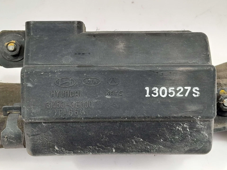 06-14 Conjunto de tubo de llenado de cuello de llenado de combustible Kia Sedona OEM 310304D500 Foto 3 de 4