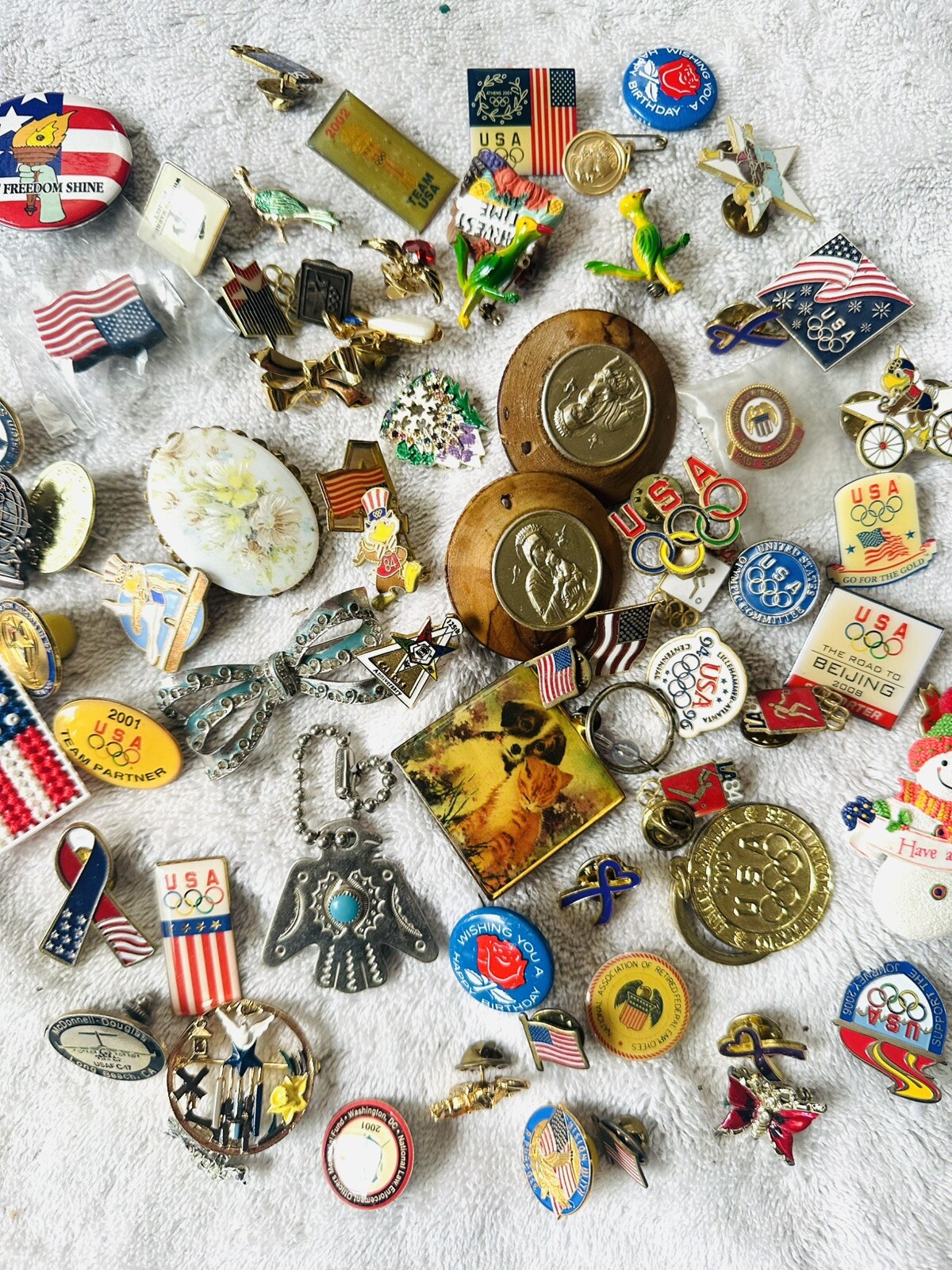Lot Of Vintage Pin Backs And Keychains Olympics Bird Butterfly Religion ...