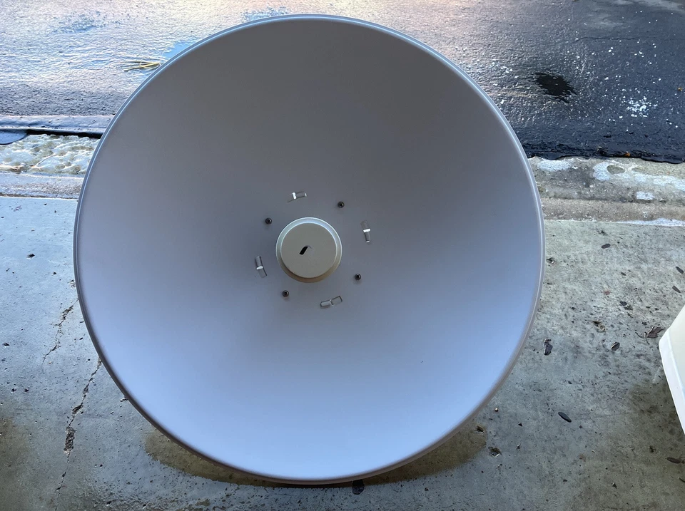 Ubiquiti PowerBeam M5 PBE-M5-300 5GHz 22dBi 802.11a/b/g/n Outdoor CPE RoW - Image 4 of 4
