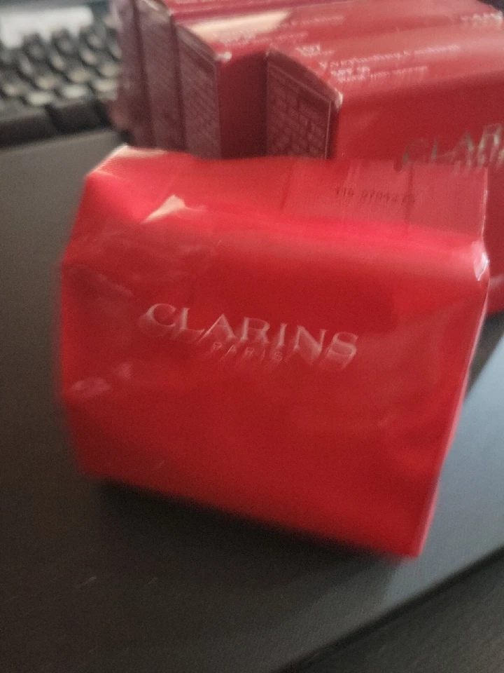 Base de maquillaje Clarins Everlasting Cushion FPS 50 con esponja sellada caja roja Foto 4 de 4