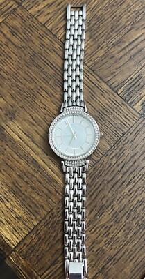 Silver Tone Ladies watch Metal Band Round  Face Silver /rhinestones New Battery