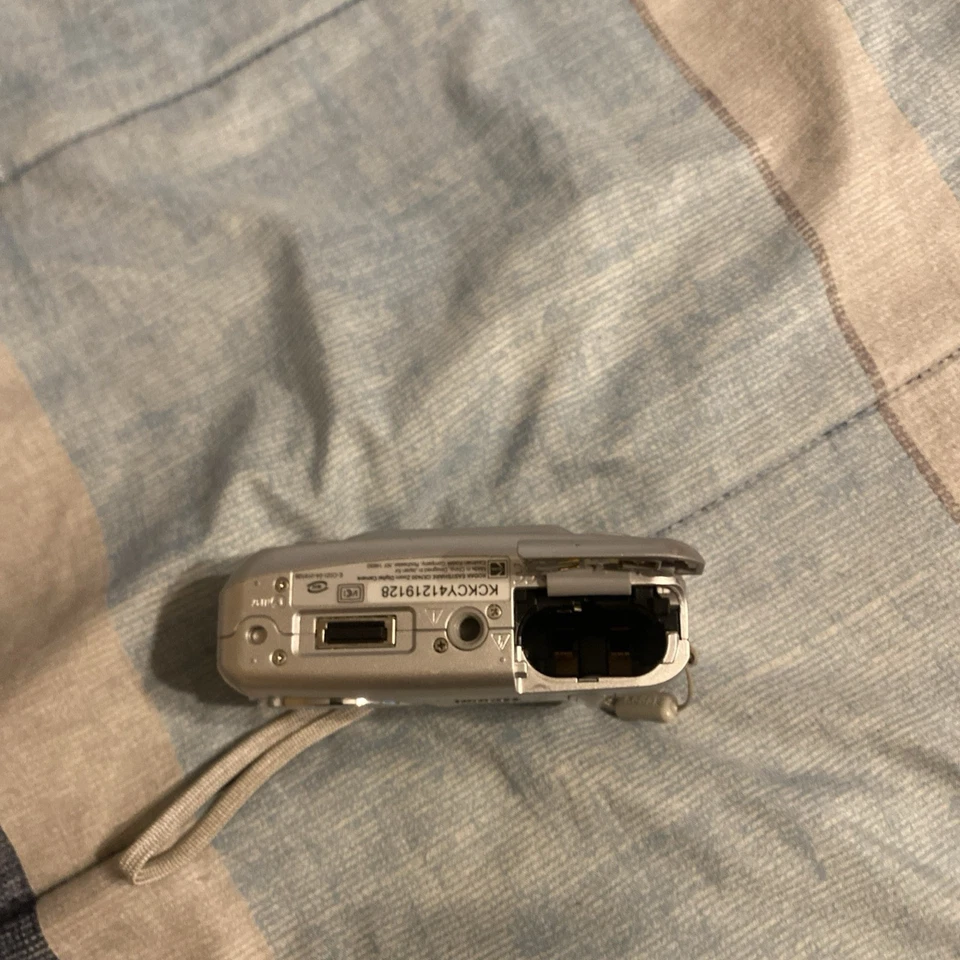 Kodak EasyShare CX7430 4.0MP Digital Camera Silver Untested No Battery - Image 2 of 4