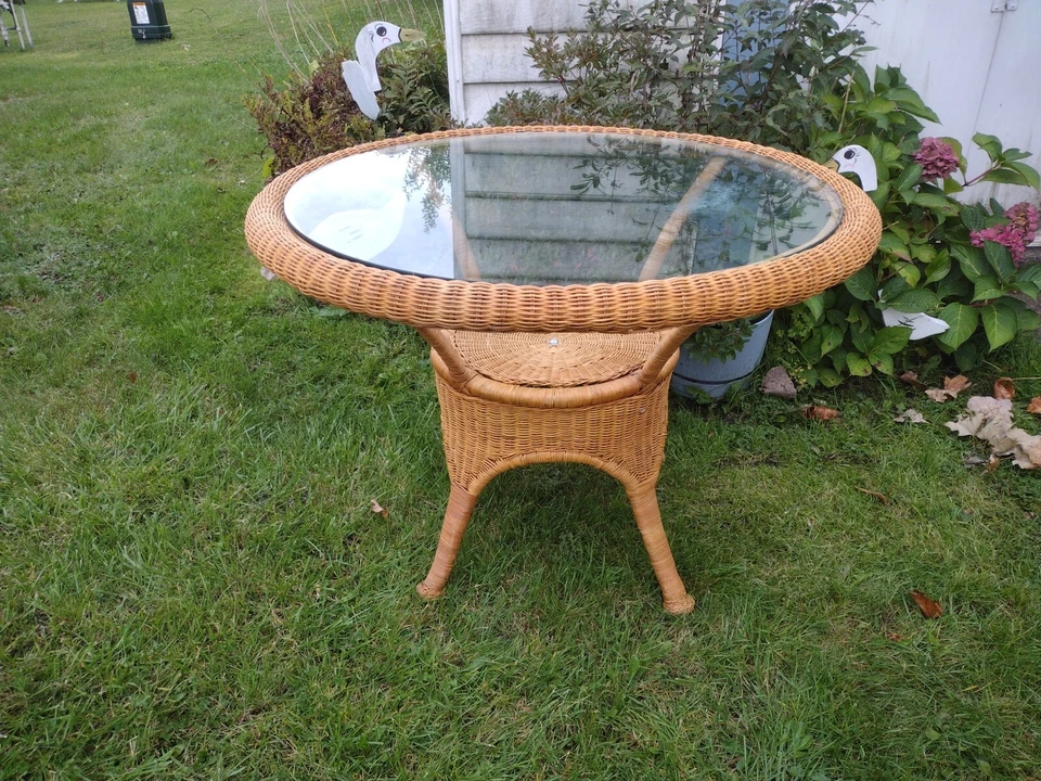 Mesa de Cena Pier 1 Imports Ratán Bambú Mimbre 36" Tapa Redonda de Vidrio - SIN Sillas Foto 4 de 4