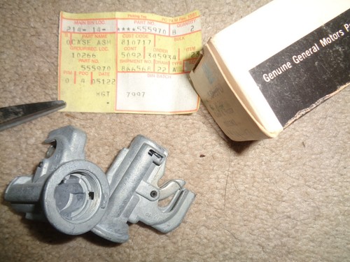 60's 70"S 80's CHEVY GLOVE BOX LOCK (SET / 2) ORIGINAL OEM GM 555970 NOS - Bild 1 von 5