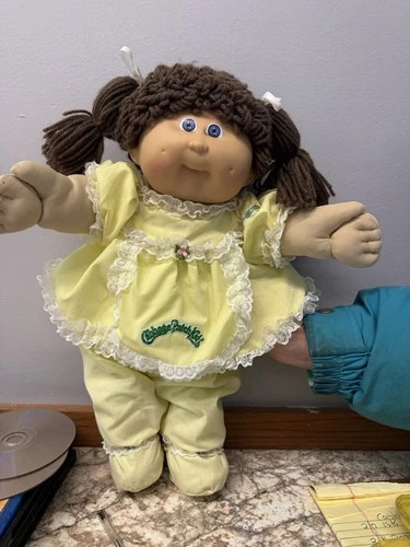 1986 cabbage patch double pony Tail auburn violet eyes Diaper Yellow Clothing
