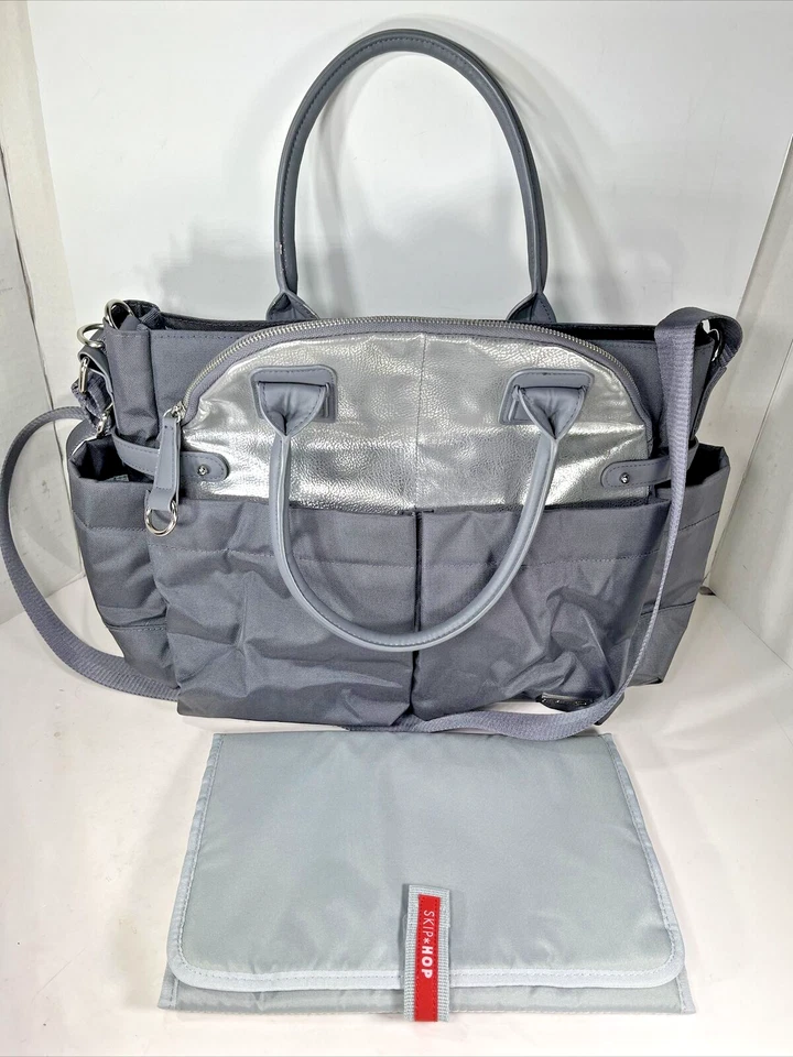 Bolso bandolera de pañales SKIP HOP Chelsea Downtown gris plateado - desgaste ligero Foto 3 de 4