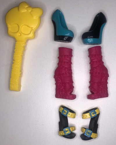 MONSTER HIGH DOLL & ACCESSORY LOT Stands, Shoes, Pieces from Playsets - Picture 11 of 13